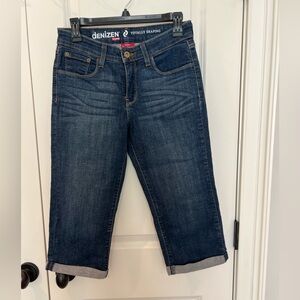 Denizen from Levi's Totally Shaping Capri Blue Jeans, sz 6